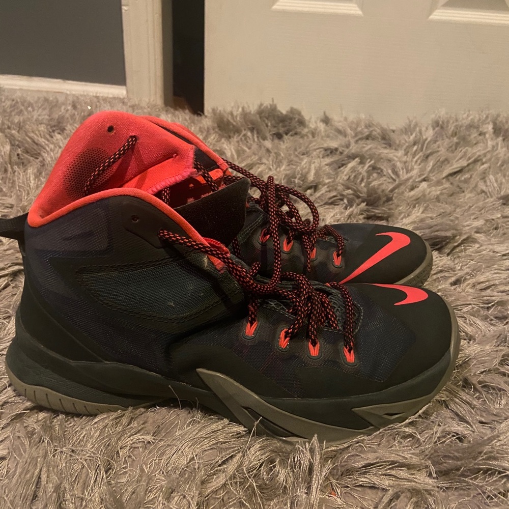 Lebron soldier 8 size 8 in men, 9.5 in women